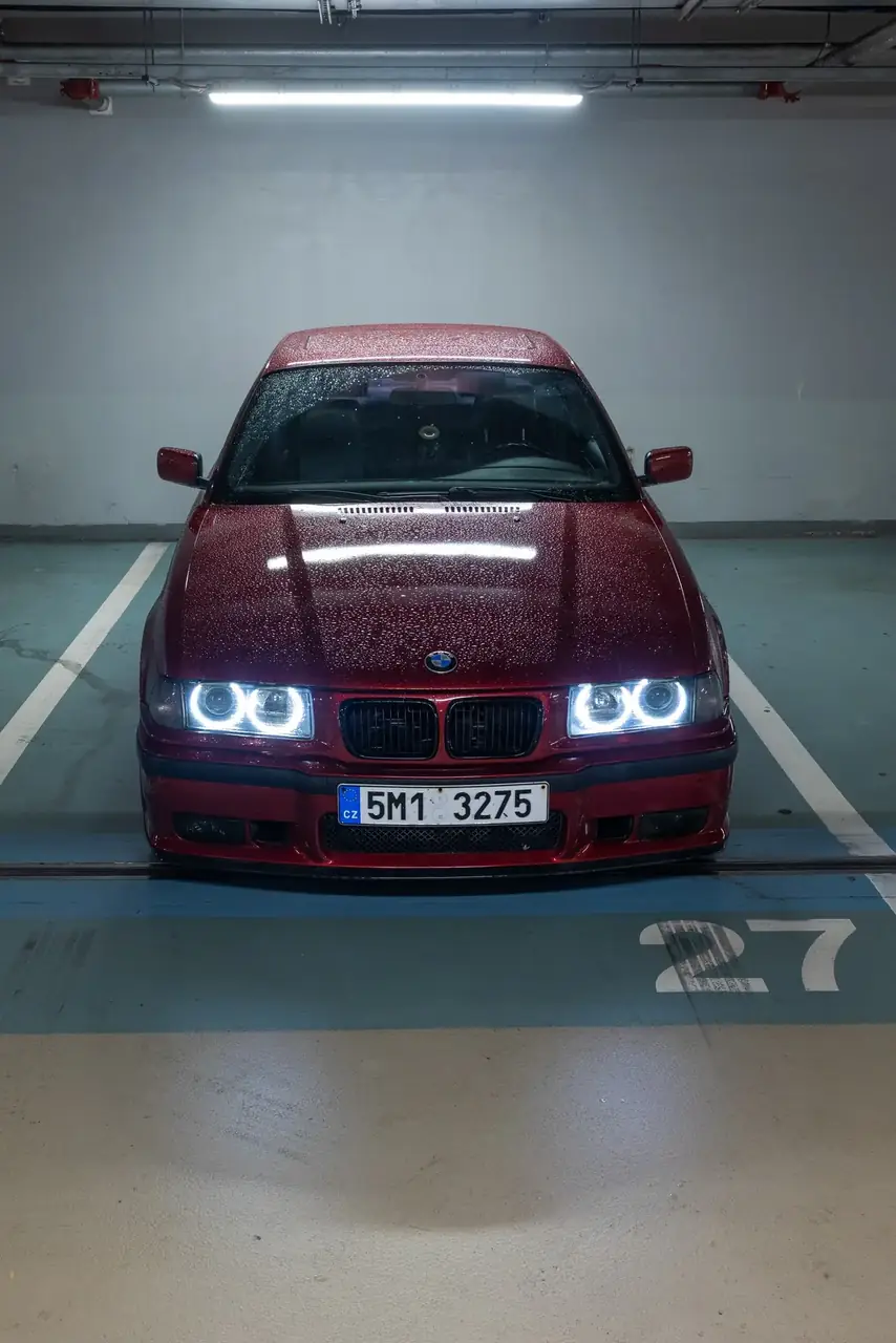 Calypso zepředu na stání 27 v podzemní garáži, svítí angel eyes
