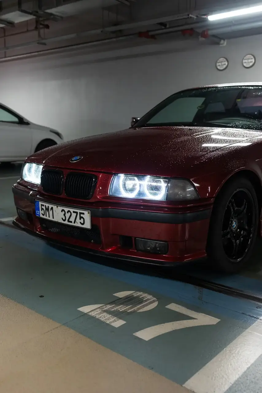 Předek se svítícími angel eyes nad číslem 27